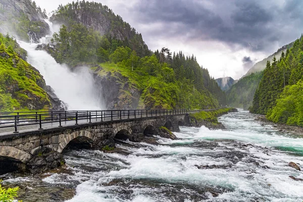 强大的双瀑布Lotefossen瀑布由融化的雨水滋养 这条路穿过水上飞机 空气中飘扬着水尘云 去挪威旅行 夏季雨天 — 图库照片