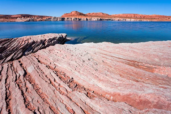 在风景如画的红色砂岩悬崖峭壁之间 有一个巨大的人工湖 海岸被狭窄的峡谷切断了 鲍威尔湖美国 — 图库照片