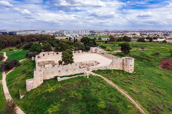 존재했던 요새의 의유적 이남아있는 부분들 입니다 이스라엘의 야르콘 언덕에는 이자라고 — 스톡 사진