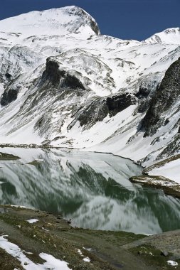 Hohe Tauern Ulusal Parkı. Ünlü Grossglockner dağ yolu. Avusturya 'ya harika bir bahar gezisi. Mayıs 'ta kar