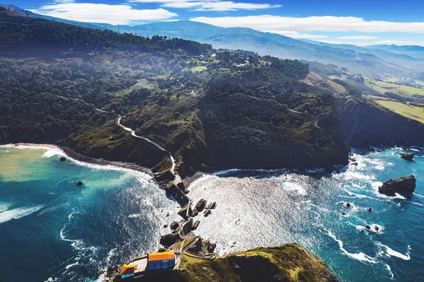 Gastelugache岛 大西洋海岸 巴斯克国家 神奇独特的风景 照片来自无人机 西班牙最非凡的海岸 — 图库照片