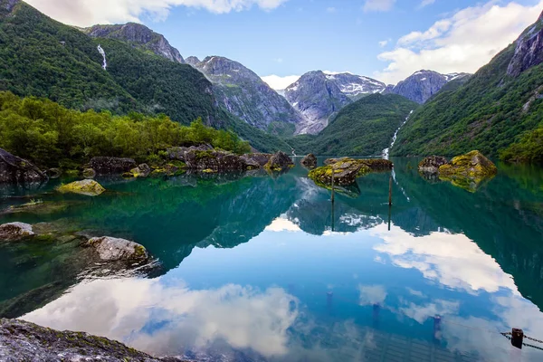 多山的挪威 黄昏柔和的暮色 风景如画的高山湖Bondhuswatnet 清澈湖水的光滑表面折射出群山 — 图库照片