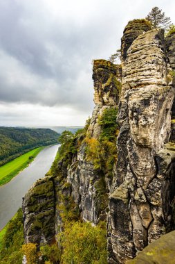 Elbe Nehri 'nin 200 metre yukarısındaki Bastei' nin kumlu kayalıkları ünlü bir turistik merkezdir. Almanya. Muhteşem Elbe nehri. Malerweg 'in Sakson İsviçre' deki sanatçılar yolu. Almanya