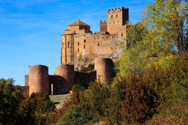 Loarre Castle, Aragon ili 'nde bulunan bir İspanyol kalesidir. Tepenin üstündeki muhteşem bina, sabah güneşiyle resim gibi aydınlatılıyor. Spai 'ye sonbahar gezisi