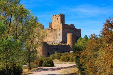 Aragon 'dan Loarre Castle' a. İspanyol savunma yapısı bin yıl önce inşa edildi. Şato gün doğumunda aydınlanacak. İspanya 'ya sonbahar gezisi