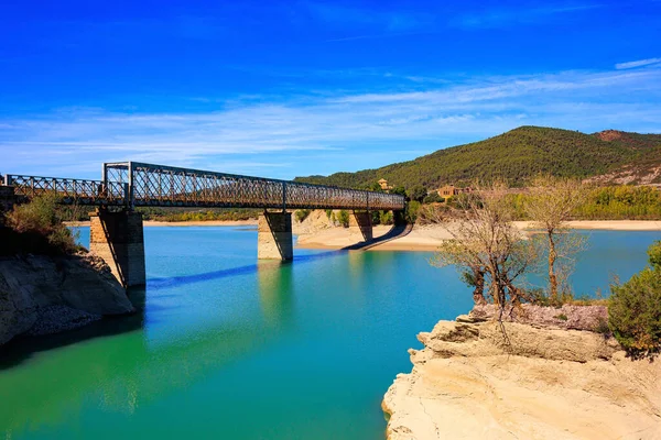 风景如画的悬崖 桥和静水 在西班牙北部的印度夏天 Penia水库收集了Gallego河的水 Jolla Huesca 美妙的秋日 — 图库照片