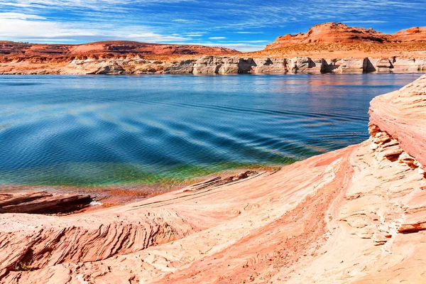 Gölün Pürüzsüz Zümrüt Suyu Parlak Kırmızı Terracotta Kumtaşı Kıyılarıyla Çelişiyor — Stok fotoğraf