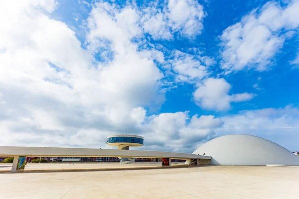 Niemeyer Merkezi Kompleks Beyaz Renkli Çeşitli Şekilli Birkaç Fütüristik Binadan — Stok fotoğraf