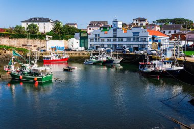 Körfezdeki Luarca balıkçı limanı ve demirli zevk yatları. Atlantik kıyısı, Asturias. İspanya 'ya romantik bir gezi. Hafif sonbahar havası. 