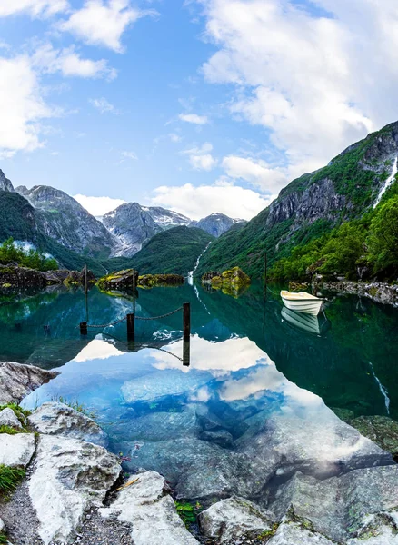小船反映在清澈的湖水中 夏草的翡翠绿色 Bondhuswatnet山湖 这张照片是用鱼眼镜头拍摄的 华丽的挪威 — 图库照片