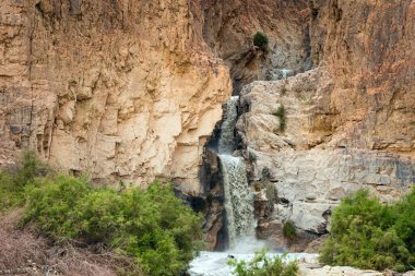 Beklenmedik ve güçlü bir şelale. Şiddetli kış yağmurlarından sonra Ölü Deniz 'in etrafındaki Yahudi Çölü. 