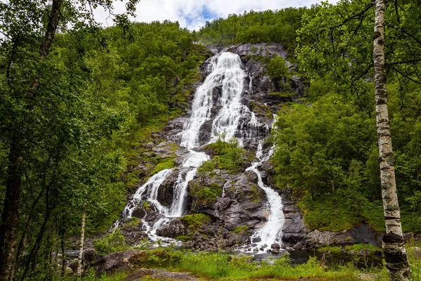 Avrupa Nın Kuzeyine Yaz Gezisi Dikey Kayalık Şelale Flesefossen Norveç — Stok fotoğraf