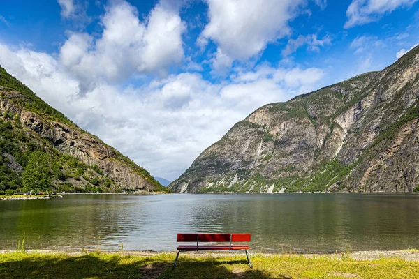红色的木制长椅在巨大而风景如画的Sognefjord河岸上 七月温暖的阳光灿烂的一天 挪威之行 — 图库照片
