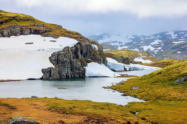 Горы Долины Покрыты Тающими Снежными Полями Холодная Вода Озера Покрыта — стоковое фото