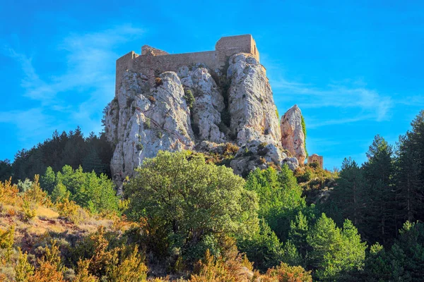 西班牙城堡 卢拉城堡 残余的砂岩岩石 山顶上宏伟的建筑物被晨光映衬得如画一般 秋天的西班牙之行 — 图库照片