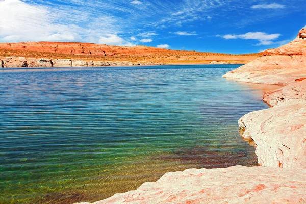鲍威尔湖是科罗拉多河上的一个水库 犹他州和亚利桑那州 海岸被狭窄的峡谷切断了 — 图库照片