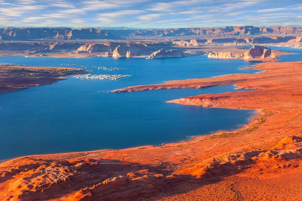 パウェル湖 絵のように美しい赤い砂岩の崖の間でコロラド川の巨大な湖 海岸は狭い峡谷によって切断されます 写真は飛行機から撮られた アメリカ — ストック写真