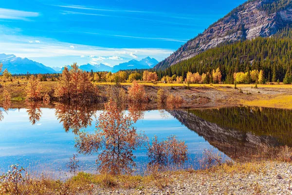 华丽的加拿大秋天 秋天树木的黄色和橙色的叶子反映在亚伯拉罕湖水的平缓中 十月的晴天 风景如画的亚伯拉罕湖 — 图库照片