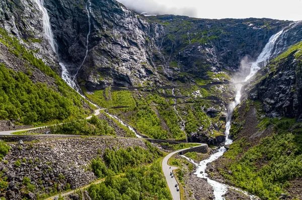 北へ行け ノルウェー7月夏に絵のように美しい緑の国 観光客のキャンパーで有名な山の蛇紋岩 ノルウェーの山の中で晴れた夏の日 — ストック写真