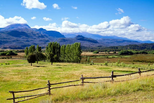 Argentina Campos Montañas Rodean Famosa Carretera Valla Madera Cruza Campo — Foto de Stock