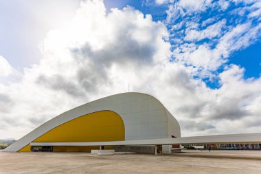 İspanya. Çeşitli konserler, sergiler ve diğer etkinlikler burada düzenlenir. Ünlü mimar Oscar Niemeyer 'in uluslararası kültür merkezi. Asturias 'taki Avilas' ın pitoresk kasabası, 