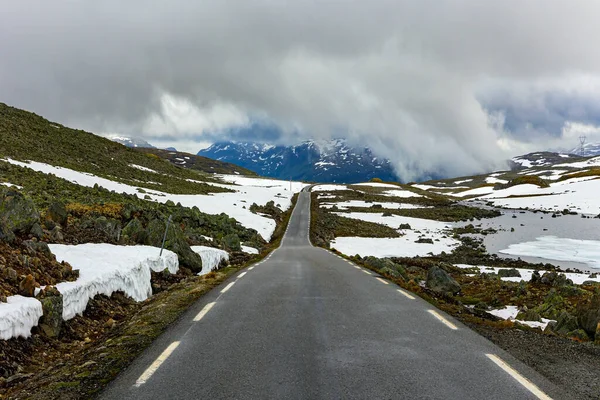 Gran Asfalto Snow Road Frío Julio Norte Europa Grandes Campos — Foto de Stock