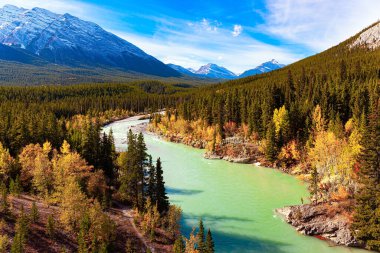 Resimli, çok renkli, güneşli bir manzara. Bu yapay Abraham Gölü, Bighorn Barajı 'nın inşasının bir sonucu olarak kuruldu. Akşam gelmek üzere. Kanada Rocky Dağları   