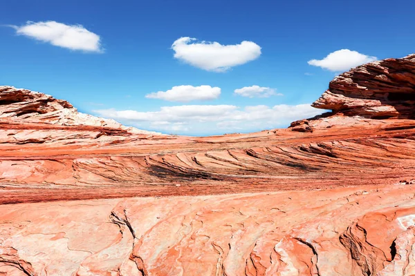 鲍威尔湖的海岸是由红色的梯形砂岩建成的 犹他州和亚利桑那州 阳光灿烂的日子 — 图库照片