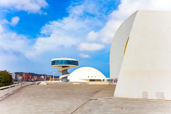 建筑师Oscar Niemeyer的文化中心 这里举办了各种音乐会 展览和其他活动 西班牙 阿斯图里亚斯美丽的阿维拉斯小镇 — 图库照片