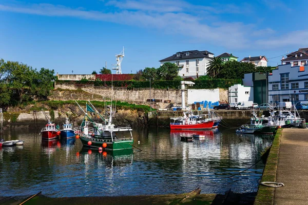 Atlantische Kust Asturië Schilderachtige Vissershaven Luarca Baai Afgemeerde Plezierjachten Romantische — Stockfoto