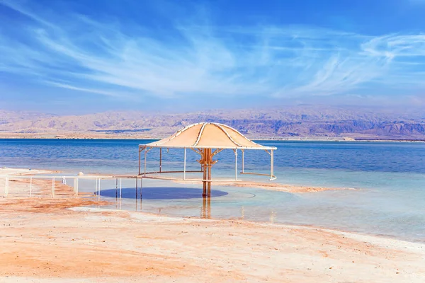 海滩上被长期覆盖的画廊 中东无水盐湖 蒸发的盐在水面上形成结晶 — 图库照片