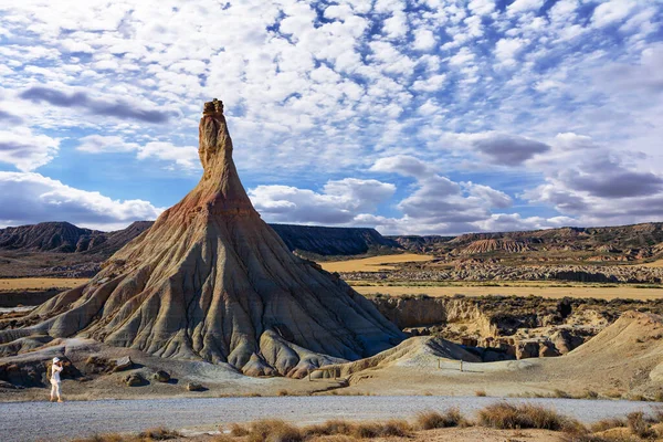 Kadın turist güzel manzaranın fotoğraflarını çeker. Castildetierra Kayası. Bardenas Reales, İspanya 'nın Navarre ili. Sıcak İspanyol sonbaharına yolculuk