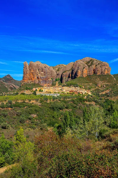 Aguero Village Foot Dangerous Magnificent Mallos Cliffs Province Huesca Aragon — Foto de Stock