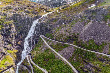 Güneşli bir yaz gününde ünlü 