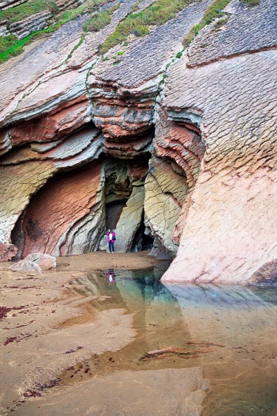 Pintoresca Cueva Playa Flysch Paisaje Único Rocas Submarinas Expuestas Marea —  Fotos de Stock