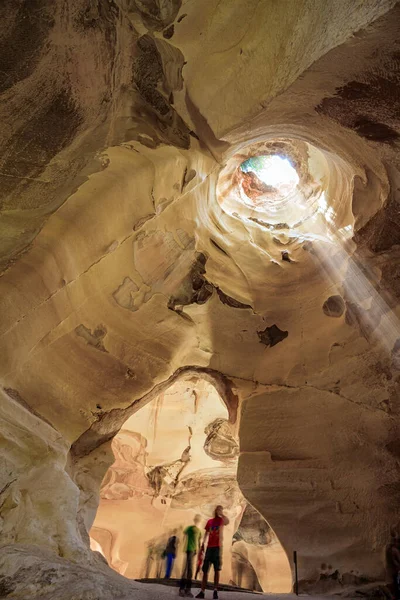Słoneczny Ciepły Dzień Udaną Wycieczkę Starożytne Jaskinie Wydobycia Materiałów Budowlanych — Zdjęcie stockowe
