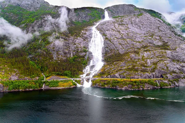 朗弗森瀑布瀑布落在瓦勒河畔 挪威西部 穿过了高速公路 这张照片是用无人机拍的 夏天又冷又雨 — 图库照片