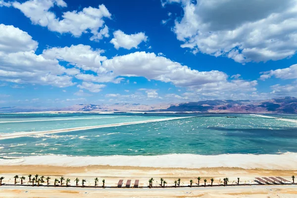 Magnifika Döda Havet Vattnet Reflekterar Himlens Klarblå Färg Haghway Kantad — Stockfoto