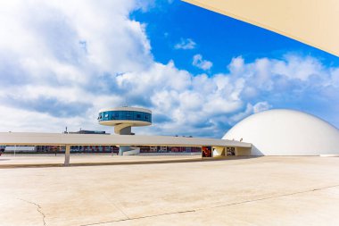  İspanya 'nın Asturias kentindeki Avilas şehrinde. Çeşitli konserler, sergiler ve diğer etkinlikler burada düzenlenir. Ünlü mimar Oscar Niemeyer 'in Uluslararası Kültür Merkezi.