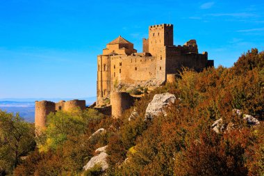 İspanyol kalesi, Loarre kalesi. İspanyol savunma yapısı bin yıl önce inşa edildi. Sabah güneşi. Gün doğumu. İspanya 'ya sonbahar gezisi, Aragon. 