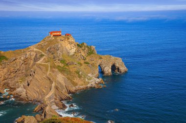 Biscay Körfezi kıyısındaki ada, Bask Bölgesi, İspanya - Gaztelugatxe. Vaftizci Yahya 'nın anısına San Juan de Gaztelugatxe Kilisesi.. 
