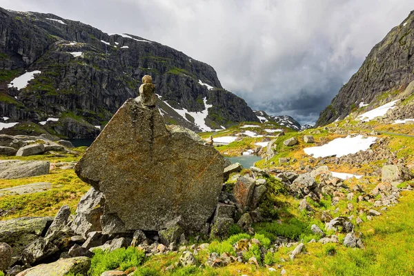 山の牧草地で巨大な岩 雪原は山の斜面に残っていた 道路520でキャンパーで旅行 ノルウェーの寒い7月 — ストック写真