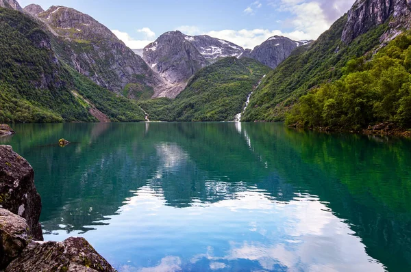 Resimli Dağ Gölü Bondhuswatnet Görkemli Dağlık Norveç Temiz Göl Suyunun — Stok fotoğraf