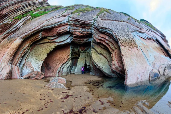 Uma Caverna Enorme Pitoresca Praia Maré Baixa Atlântico Flysch Paisagem — Fotografia de Stock