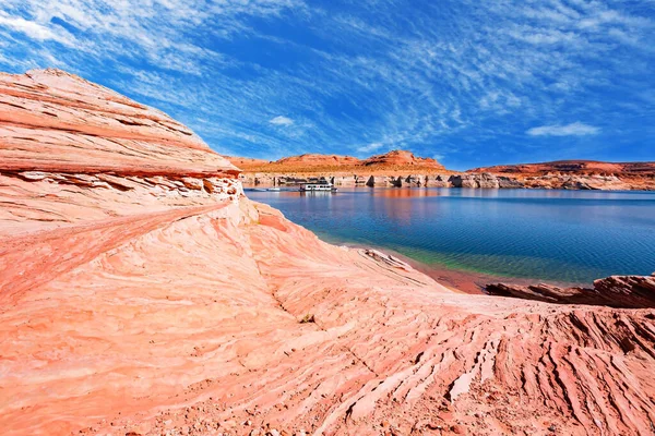 鲍威尔湖湖中光滑的翡翠水与鲜红的兵马俑沙岩海岸形成了鲜明对比 海岸被狭窄的峡谷切断了 — 图库照片
