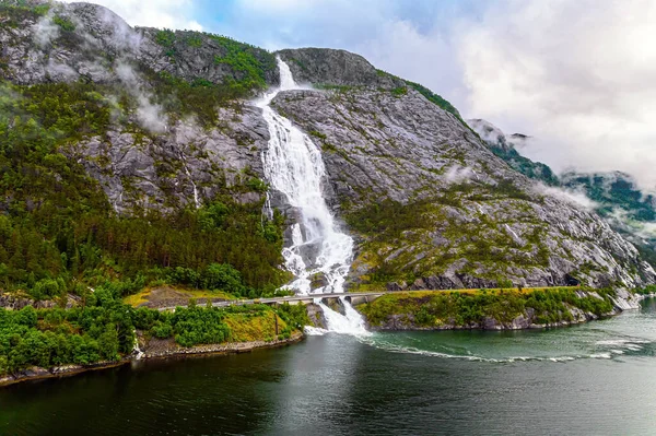 挪威西部 朗弗森瀑布瀑布落在瓦勒河畔 穿过了高速公路 这张照片是用无人机拍的 夏天又冷又雨 — 图库照片