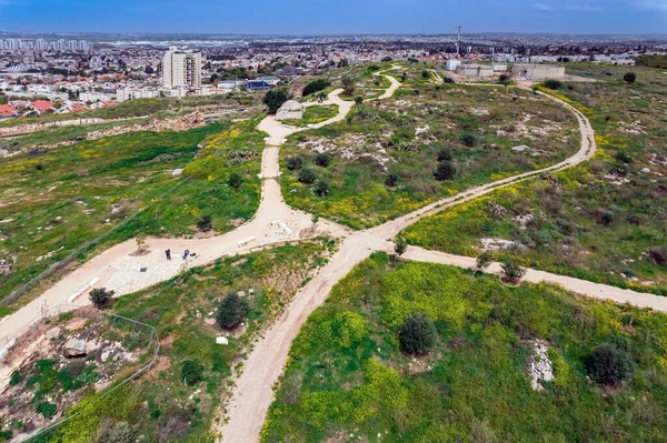 俯瞰Rosh Haayin市 以色列的春天 Yarkon公园的山丘上生长着新鲜的绿草 从鸟瞰的角度射击 — 图库照片