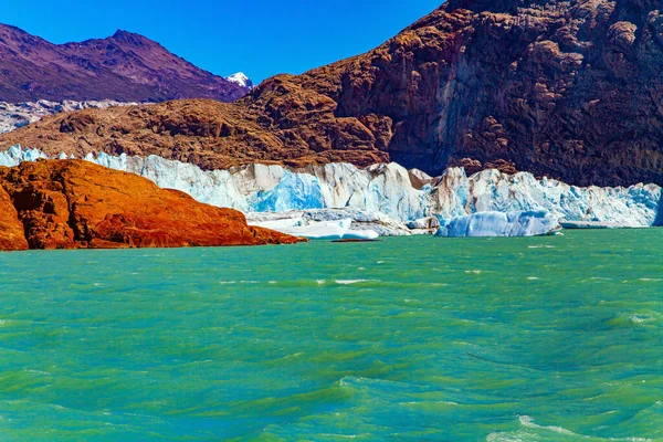 南アメリカへの信じられないほどの旅 アルゼンチンのパタゴニア ビエドマ湖の巨大な風光明媚な氷河 ビエドマ湖の岸に沿ってゆっくりと青い氷の流れ — ストック写真