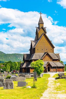Heddal 'daki Stave Kilisesi yaşayan en büyük çerçeve kilisesidir. Kilise avlusundaki antik mezarlık. Yazın Norveç 'e seyahat. 