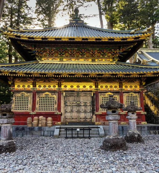 Gün Batımı Japonya Yaldızlı Çatılı Süslü Bir Tapınak Taş Fener — Stok fotoğraf